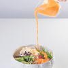 Vegane Macadamia-Nudel Bowl mit Paprika Dressing 